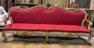 PANC162 - Sofá laqueado e dourado, século XVIII, medidas 230 cm L x 124 cm A x 65 cm P